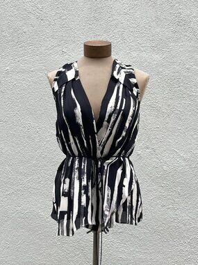 Max Azria Black & White Abstract Print Silk Wrap Blouse Size XXS